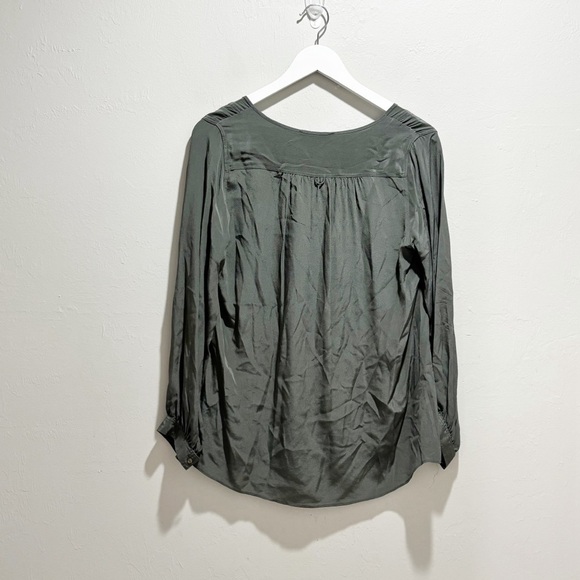 LIL ANTHROPOLOGIE Women’s Green 100% Silk Wrap Button Front Blouse Size 8 - Picture 3 of 8